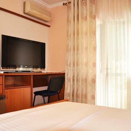 Lugano Hotel Tirana Bagian luar foto