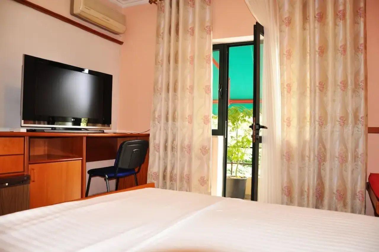 Lugano Hotel Tirana Bagian luar foto