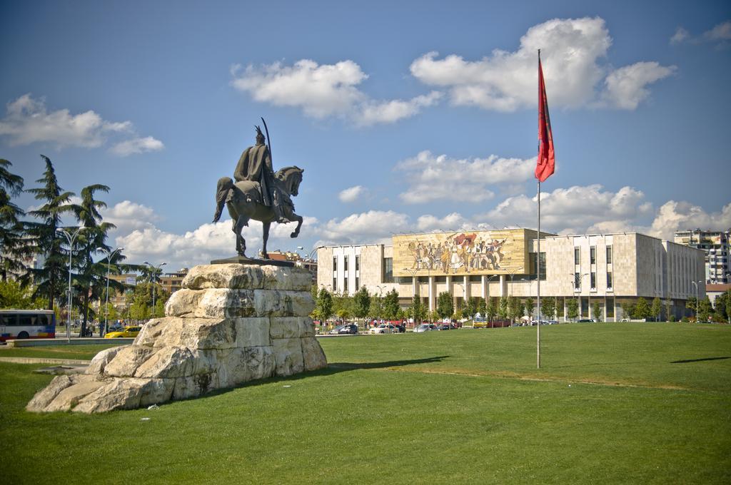 Lugano Hotel Tirana Bagian luar foto