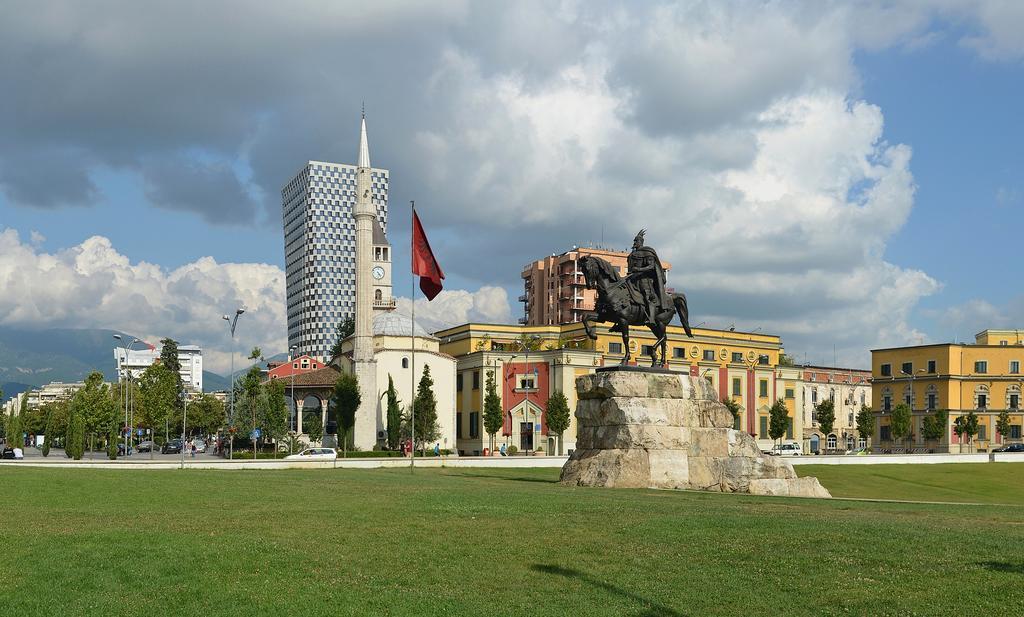 Lugano Hotel Tirana Bagian luar foto