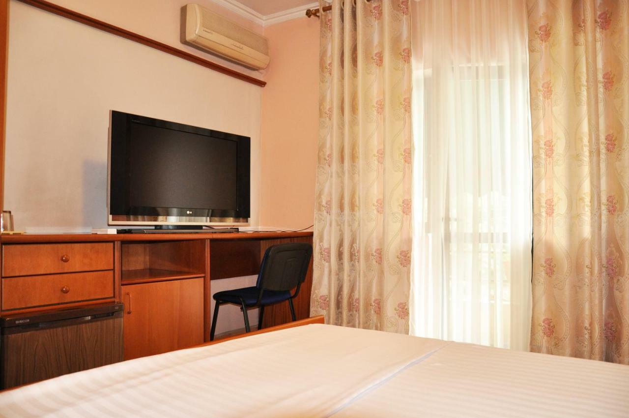 Lugano Hotel Tirana Bagian luar foto