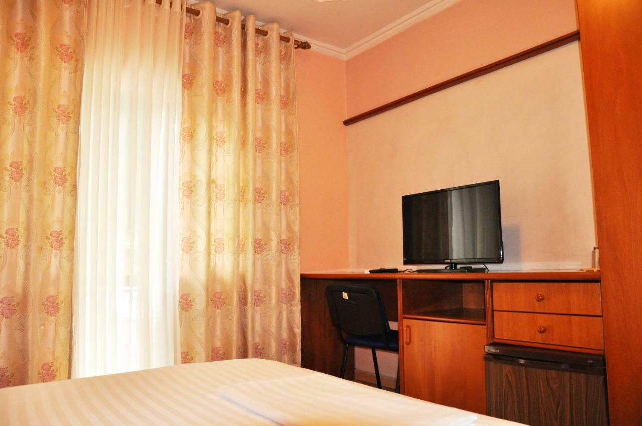 Lugano Hotel Tirana Bagian luar foto
